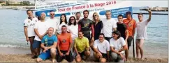  ??  ?? Accueilli par son père et son équipe hier après-midi, Rémi a bouclé son tour de France sur la plage du Larvotto. (Photos Jean-Sébastien Gino-Antomarchi)