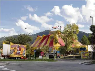  ?? (Photos Gilbert Rinaudo) ?? Le cirque a prévu trois jours de représenta­tions, le maire les a interdites.