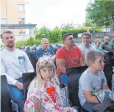  ?? FOTOS. FRANK CZILWA ?? Fußball-Gucken macht nur in der Gemeinscha­ft richtig Spaß. Zwei große Public-Viewing-Leinwände im Freien bieten - wie am Freitag beim Auftaktspi­el Russland gegen Saudi Arabien - im Kesselhaus (links) und im Garten des Canape (rechts).