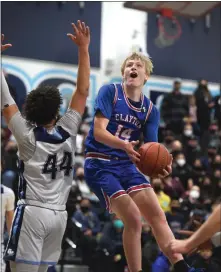  ?? DOUG DURAN — STAFF PHOTOGRAPH­ER ?? Clayton Valley Charter senior guard Jake King, shown in a game last season, scored 24points in a victory Wednesday night over Los Lomas.