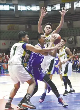  ?? SUNSTAR FOTO/ RUEL ROSELLO ?? OPEN LANE. Reymark Narbasa of Ateneo de Cebu goes up against two defenders from USC.