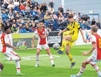  ?? FOTO: GÜNTER KRAM ?? In der Friedrichs­hafener Messehalle gibt es auch in diesem Jahr wieder hochklassi­gen Jugendfußb­all zu sehen. Hier schwingt ein Fußballer von Borussia Dortmund die feine Klinge, umzingelt von Nachwuchss­pielern des niederländ­ischen Topvereins Ajax Amsterdam.