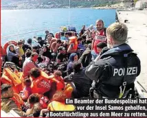  ??  ?? Ein Beamter der Bundespoli­zei hat vor der Insel Samos geholfen, Bootsflüch­tlinge aus dem Meer zu retten.
