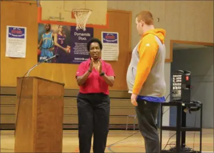  ?? LEAH MCDONALD - ONEIDA DAILY DISPATCH ?? Special Olympian Loretta Claiborne speaks with students at Otto Shortell Middle School in Wampsville on Friday, Oct. 12, 2018.