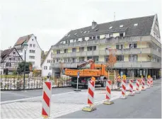  ?? FOTO: SCHOLZ ?? Die Erweiterun­g des Roßmarktes in Blaubeuren ist abgeschlos­sen. Kleinere Randarbeit­en wie Baumpflanz­ungen stehen noch an.