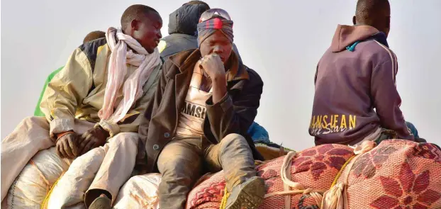  ?? Foto: AFP/ I. Sanogo ?? Viele Menschen versuchen vergeblich, Europa zu erreichen. Diese Männer wurden nach Niger zurückgebr­acht, nachdem sie versucht hatten, über das Mittelmeer nach Europa zu kommen.