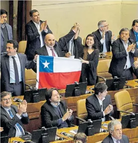  ?? EFE ?? Apoyo. Legislador­es chilenos aplauden la aprobación de la ley.