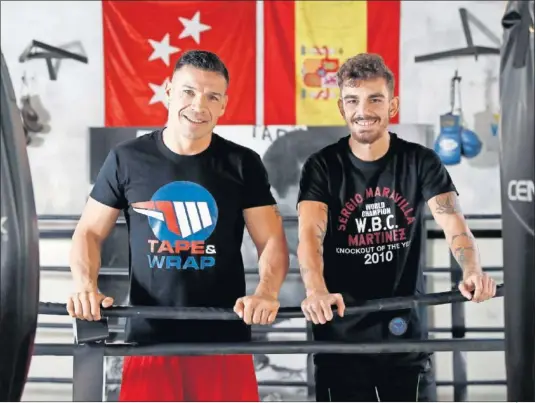 ??  ?? MENTOR. Maravilla Martínez y Jonfer posan en el gimnasio Detroit Boxing Academy de Madrid antes de un entrenamie­nto del vasco.
