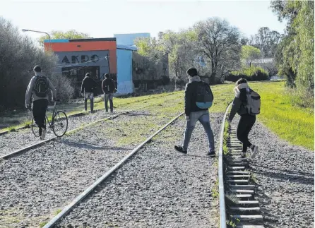  ?? EMMANUEL BRIANE-LA NUEVA. ?? ESTE MARTES se anunciará la obra de un paso peatonal en altura sobre las vías, entre Fuerte Argentino y Palihue.