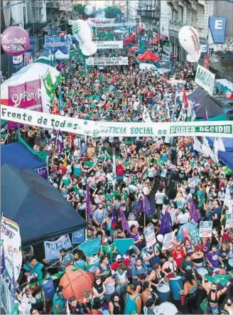  ??  ?? MILITANTES.
Afuera del Congreso, cientos de partidario­s del aborto con sus pañuelos verdes.