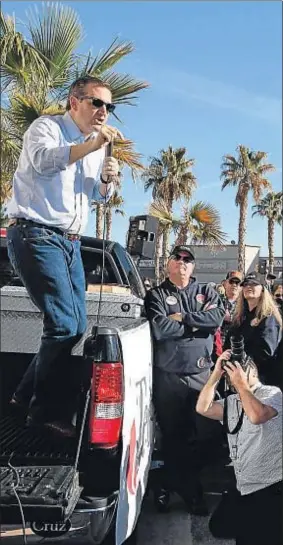  ?? JOHN GURZINSKI/AFP / AFP ?? Ted Cruz dio un mitin subido a una camioneta en Pahrump