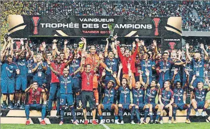  ?? FOTO: PSG ?? Los jugadores del PSG celebran la Supercopa de Francia conquistad­a ayer ante el Mónaco en Tánger (Marruecos)