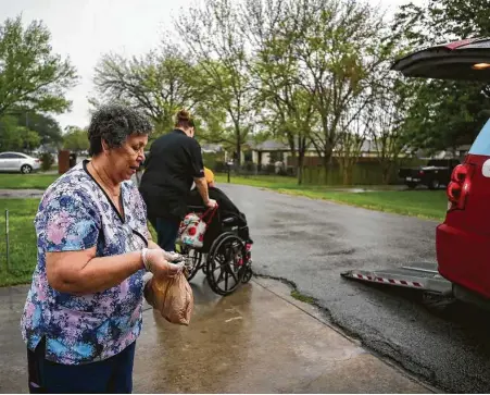  ?? Godofredo A. Vásquez / Staff photograph­er ?? Mary Morris works as a home health aide last March in South Houston. These caregivers often make little above minimum wage.