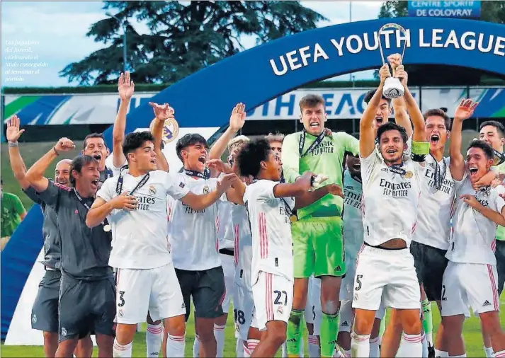  ??  ?? Los jugadores del Juvenil, celebrando el título conseguido al terminar el partido.