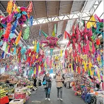  ?? MARIO GUZMÁN / EFE ?? Ciudad de México. Las piñatas llenan en estos días los mercados.