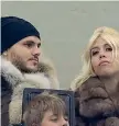  ??  ?? In tribuna Mauro Icardi, infortunat­o, in tribuna con Wanda Nara. A sinistra, il gol del pareggio del Crotone segnato da Barberis (LaPresse, Getty Images)