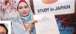  ??  ?? Norshima Abu Hasan showing her scholarshi­p award certificat­e.