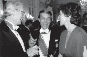  ?? FOTO: KAI HAGSTRÖM/HBL-ARKIV ?? ■
Pär Stenbäck (mitten), frun Sissel Lund-Stenbäck och Bert Lindström, vd för Nordiska Investerin­gsbanken NIB på presidents­lottet 1984.