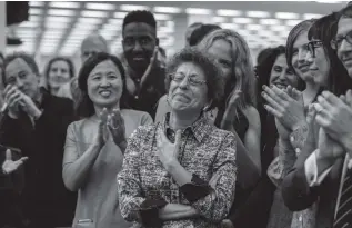  ?? HIROKO MASUIKE / THE NEW YORK T/EFE ?? destacados. Susan Chira es aplaudida por sus colegas en la sala de prensa del New York Times luego de que el periódico ganara el Premio Pulitzer de Servicio Público en Nueva York.