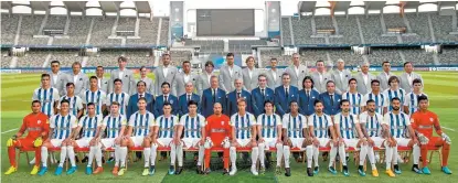  ??  ?? La plantilla blanquiazu­l se tomó la foto en la cancha del estadio Jeque Zayed