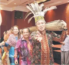  ??  ?? Awang Tengah (front) leading the Ngiling Bidai ceremony.