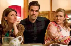 ??  ?? family fortuneS Sharon Horgan with Catastroph­e co-star/ co-writer Rob Delaney, and the late Carrie Fisher as mum-in-law Mia.