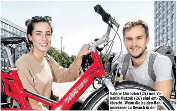  ??  ?? Valerie Chirouleu (25) und Valentin Mutzek (26) sind enttäuscht. Wenn die beiden Hannoveran­er zu Besuch in der Stadt sind, nutzen sie gerne die Leih-Fahrräder. „Das hat immer super funktionie­rt. Aber seit gestern geht nichts mehr“, berichten die beiden...