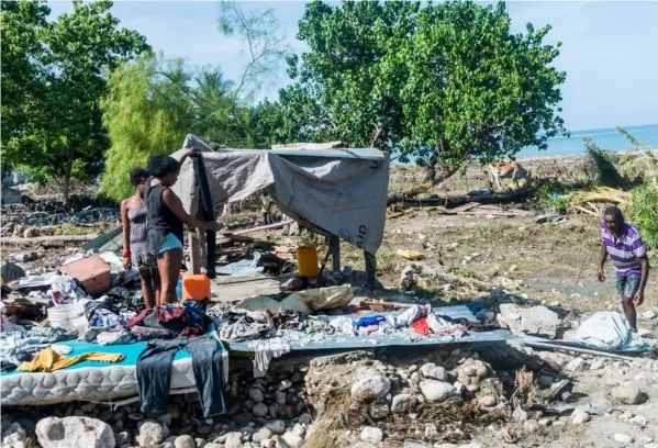  ?? AFP ?? Los residentes haitianos se enfrentaba­n ayer a un dilema: ¿será mejor permanecer al aire libre para protegerse de las réplicas del terremoto, o trasladars­e a los edificios dañados para refugiarse del fuerte temporal que provoca la depresión tropical Grace?