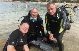  ??  ?? Selon Daniel et Jean-Marc, ses deux moniteurs, Régis a « été très courageux » lors de sa sortie en mer.