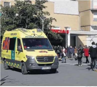  ?? JOSÉ ÁNGEL GARCÍA ?? Una ambulancia del 061 en el entorno de la zona de Urgencias del Hospital Virgen del Rocío.