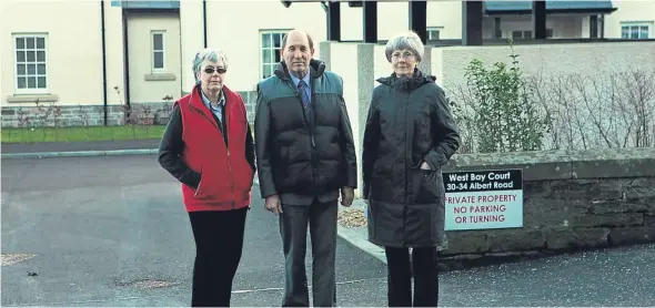  ??  ?? Residents Helen Youngson and Lena McGregor with Councillor Laurie Bidwell at the affected stretch of road.