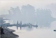  ?? FRED THORNHILL THE CANADIAN PRESS ?? Smoke blankets Flat Rapids Camp and Resort on the French River.