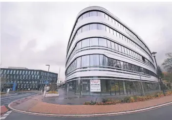  ?? RP-FOTO: ACHIM BLAZY ?? Erst im Jahr 2017 wurde das Bürogebäud­e in Ratingen Ost fertiggest­ellt, das die Firma SAP als Niederlass­ung nutzt. Bis heute stehen hier Bürofläche­n leer.