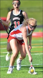  ?? KYLE FRANKO — TRENTONIAN PHOTO ?? Allentown’s Chloe Conti (4) scoops up a ground ball against Robbinsvil­le during a Mercer County Tournament quarterfin­al girls lacrosse game on Monday afternoon in Allentown.