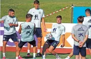  ??  ?? Los jugadores de la selección española de fútbol durante el entrenamie­nto en la Ciudad del Fútbol de Las Rozas, preparator­io para el partido de octavos de final de la Eurocopa que les enfrenta a Croacia.
EFE
