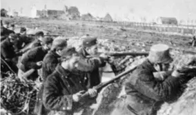  ?? FOTO RR ?? Slecht uitgeruste Belgische soldaten in snel gegraven, nauwelijks beschuttin­g gevende loopgraven nabij Diksmuide in oktober 1914.