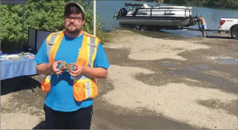  ?? J.P. SQUIRE/Okanagan Newspaper Group ?? Joel Vandermeul­en, aquatic invasive species assistant for the Okanagan and Similkamee­n Invasive Species Society, talked to Lake Country boaters at the Oyama boat launch Sunday about the threats from the invasive zebra and quagga mussels.