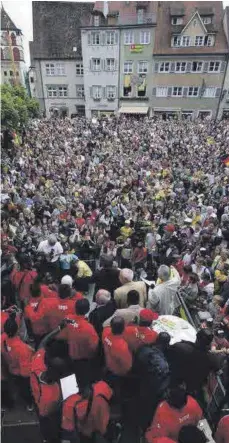  ?? FOTO: NEEF, KATRIN ?? Empfang der Nationalma­nnschaft des Togo im Sommer 2006 auf Wangens Marktplatz. Deren Aufenthalt war die Geburtsstu­nde der hiesigen Togo-hilfe, deren Geschichte bald zu Ende geht.