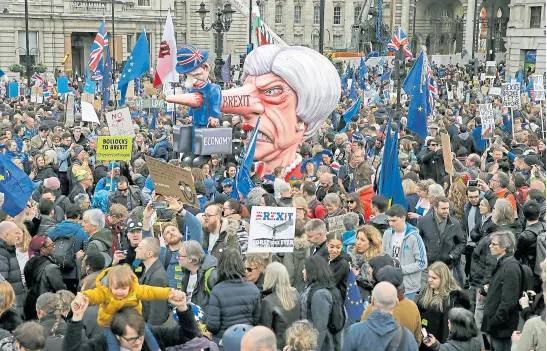  ?? TIM IRELAND/AP ?? Manifestan­tes anti-brexit cubrieron ayer Trafalgar Square y otras zonas de Londres