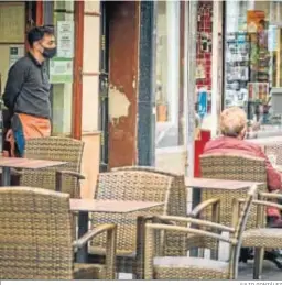  ?? JULIO GONZÁLEZ ?? Una terraza sin apenas clientes en el centro de Cádiz.