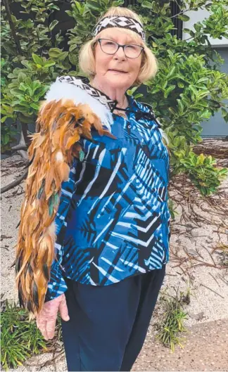  ??  ?? Southport councillor Dawn Crichlow received a traditiona­l Maori headband and cloak.