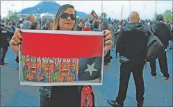  ??  ?? PROTESTA. Una manifestan­te reclama por los encarcelad­os.