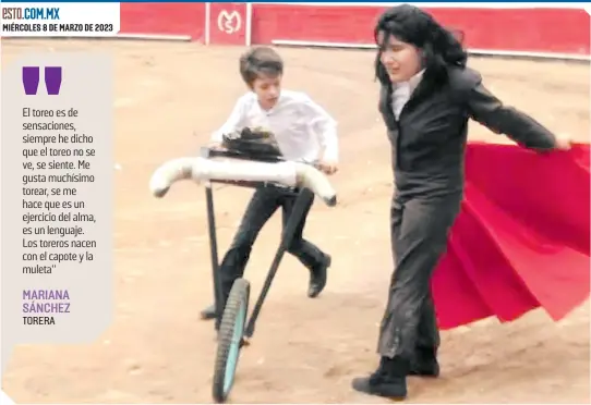  ?? ?? Por el sonido es como se deja guiar en el ruedo, la valiente Mariana Sánchez.