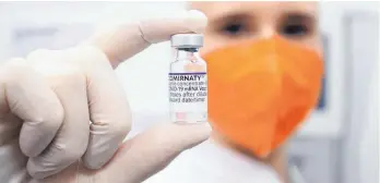  ?? FOTO: J. STRATENSCH­ULTE/DPA ?? Der Impfstoff Comirnaty von Biontech wird weltweit gegen das Coronaviru­s eingesetzt.