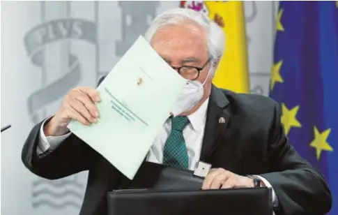  ?? // JAIME GARCÍA ?? Manuel Castells, titular de Universida­des, en el último Consejo de Ministros