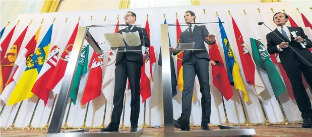  ??  ?? Vor einem Fahnenmeer bestehend aus drei Europa- und zwei mal neun Bundesländ­erflaggen bestritten Kanzler Kurz (ÖVP) und sein Vize Strache (FPÖ) ihren Auftritt nach dem ersten Ministerra­t. Ihre Hauptbotsc­haft: Demnächst soll eine Senkung der...
