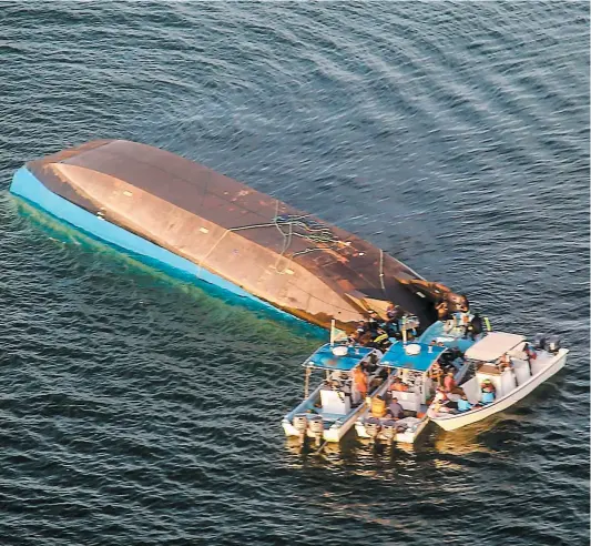  ??  ?? La navigation sur le lac Victoria, en Tanzanie, est difficile et se fait souvent sur des navires vétustes ou mal entretenus. Mais dans ce cas-ci, le capitaine n’était pas un vrai capitaine, a confirmé le président du pays, John Magufuli. Il a ordonné l’arrestatio­n de toutes les personnes impliquées dans la gestion de ce traversier, hier.