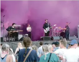  ??  ?? ROCK: Portugal the Man røsket liv i publikum med rocken sin. Mange syntes det var deilig å høre litt ordentlig rock igjen.