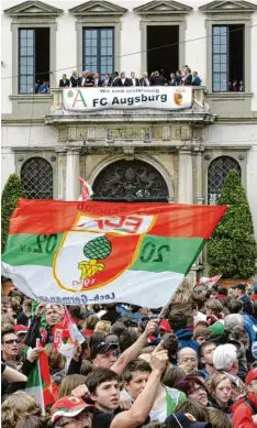  ?? Foto: Anne Wall ?? 6500 Fans versammelt­en sich am 16. Mai 2011 zur Aufstiegsf­eier am Rathaus, wo die FCA‰Mannschaft vom Balkon winkte.