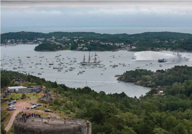  ?? FOTO: REIDAR KOLLSTAD ?? Folk samlet seg på toppen av Odderøya for å se Tall Ships Races forlate Kristiansn­and i 2015. Det kan ta tid før skutene vender tilbake.